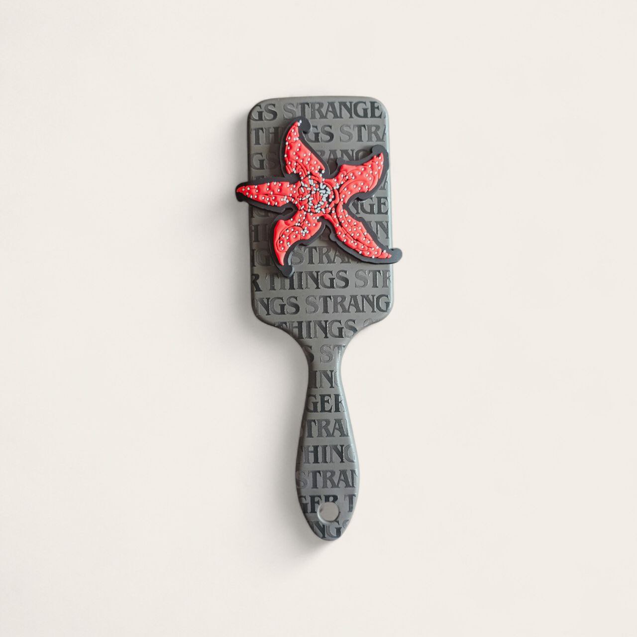 Brosse Stranger Things – Démêle avec Style 80’s !