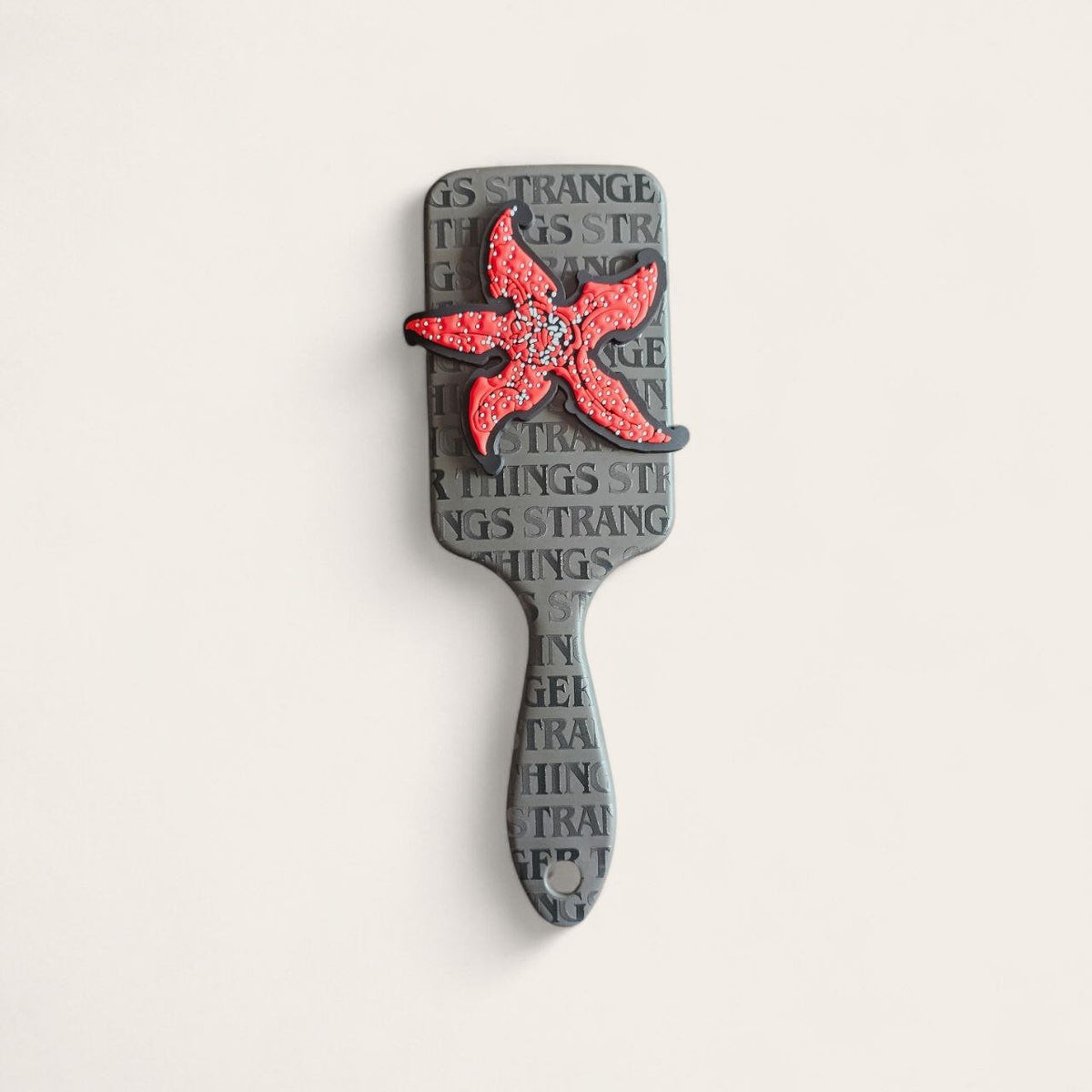 Brosse Stranger Things – Démêle avec Style 80’s !