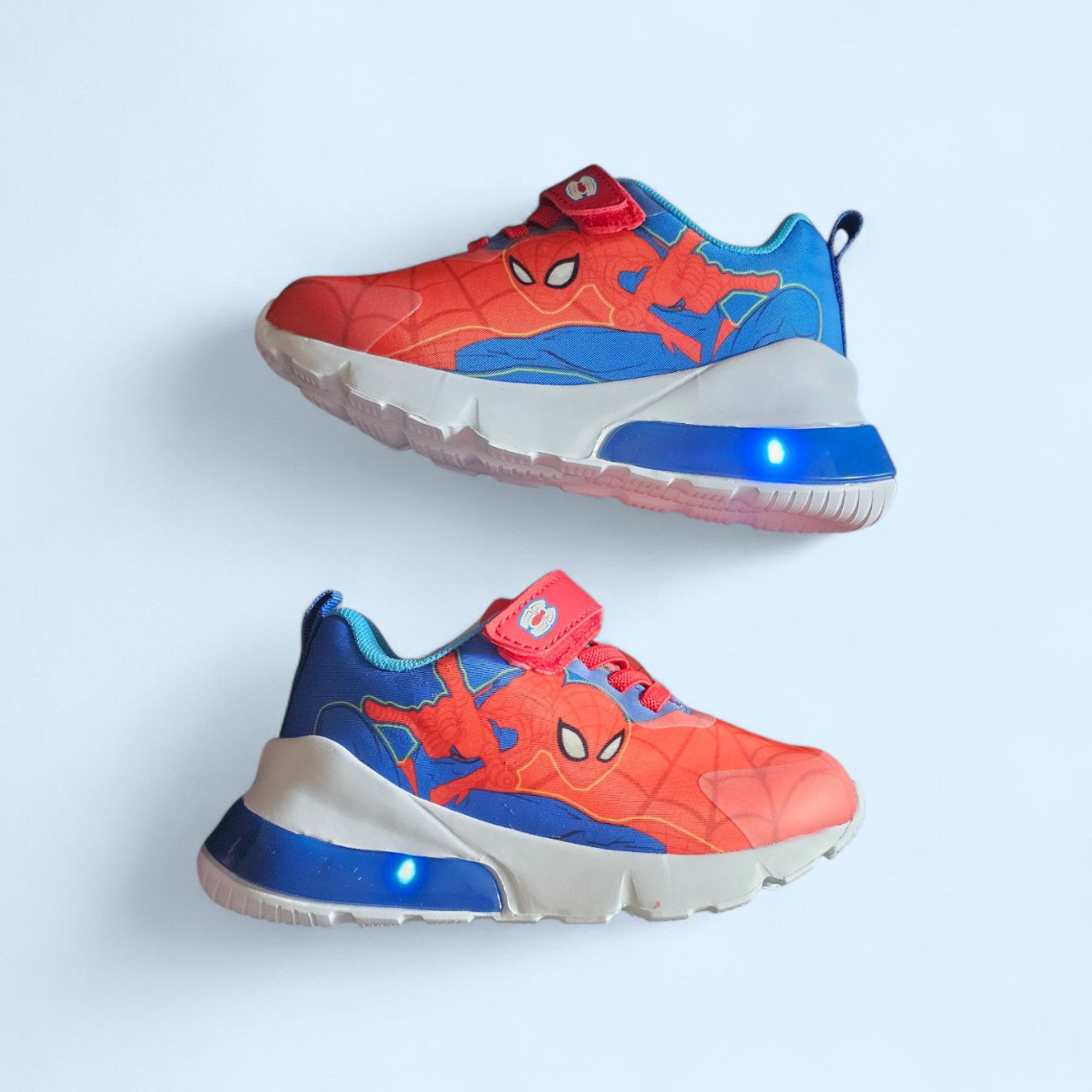 Baskets Lumineuses Spider-Man – L’Énergie des Héros aux Pieds de Tes Minis !