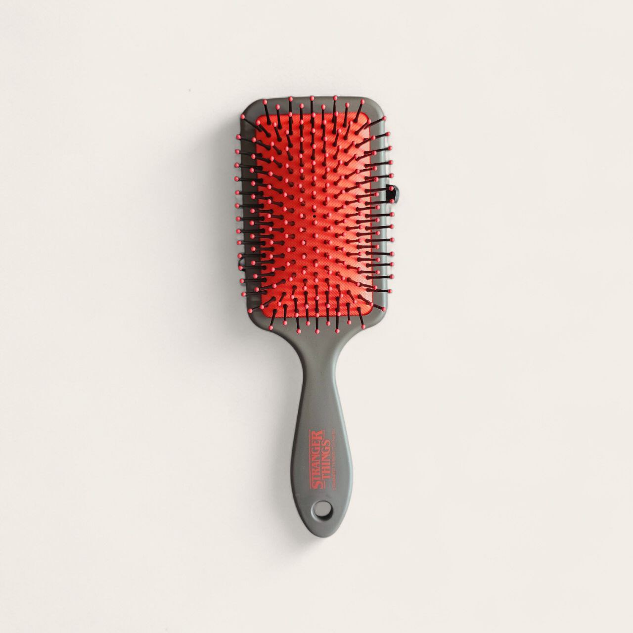 Brosse Stranger Things – Démêle avec Style 80’s !