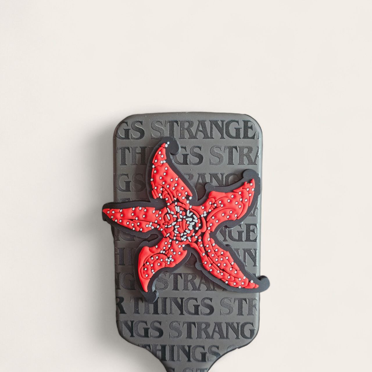 Brosse Stranger Things – Démêle avec Style 80’s !