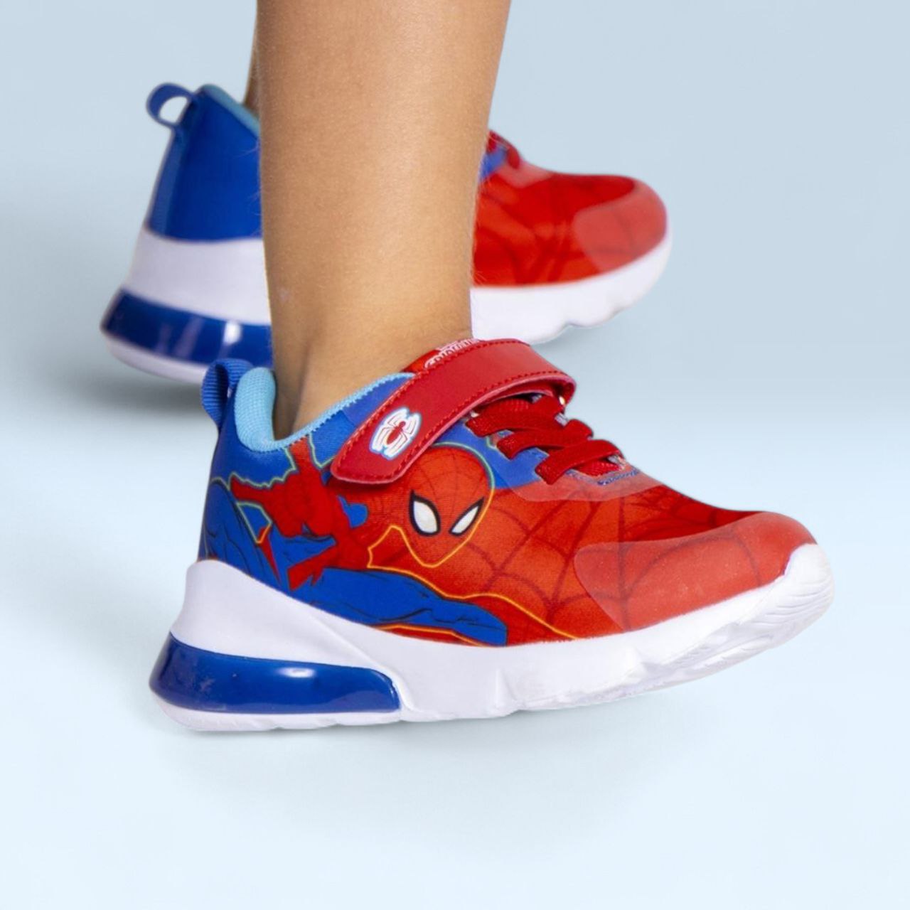 Baskets Lumineuses Spider-Man – L’Énergie des Héros aux Pieds de Tes Minis !
