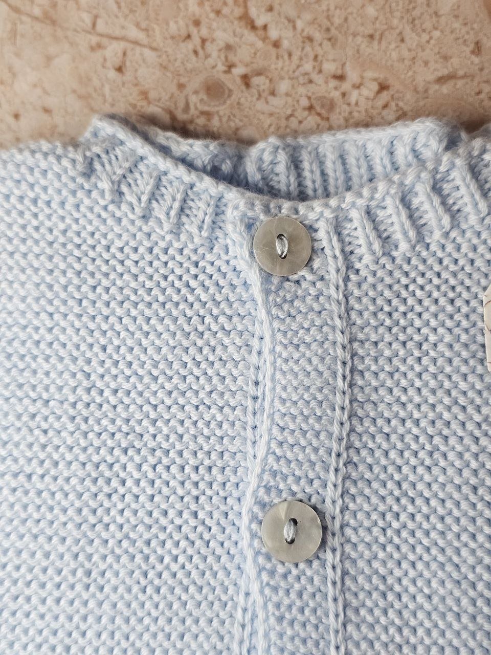 Gilet Bébé Coton Boutonné Bleu Ciel – Cardigan Tricoté 0-3 mois | Fabriqué au Portugal