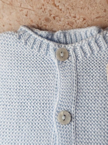 Gilet Bébé Coton Boutonné Bleu Ciel – Cardigan Tricoté 0-3 mois | Fabriqué au Portugal